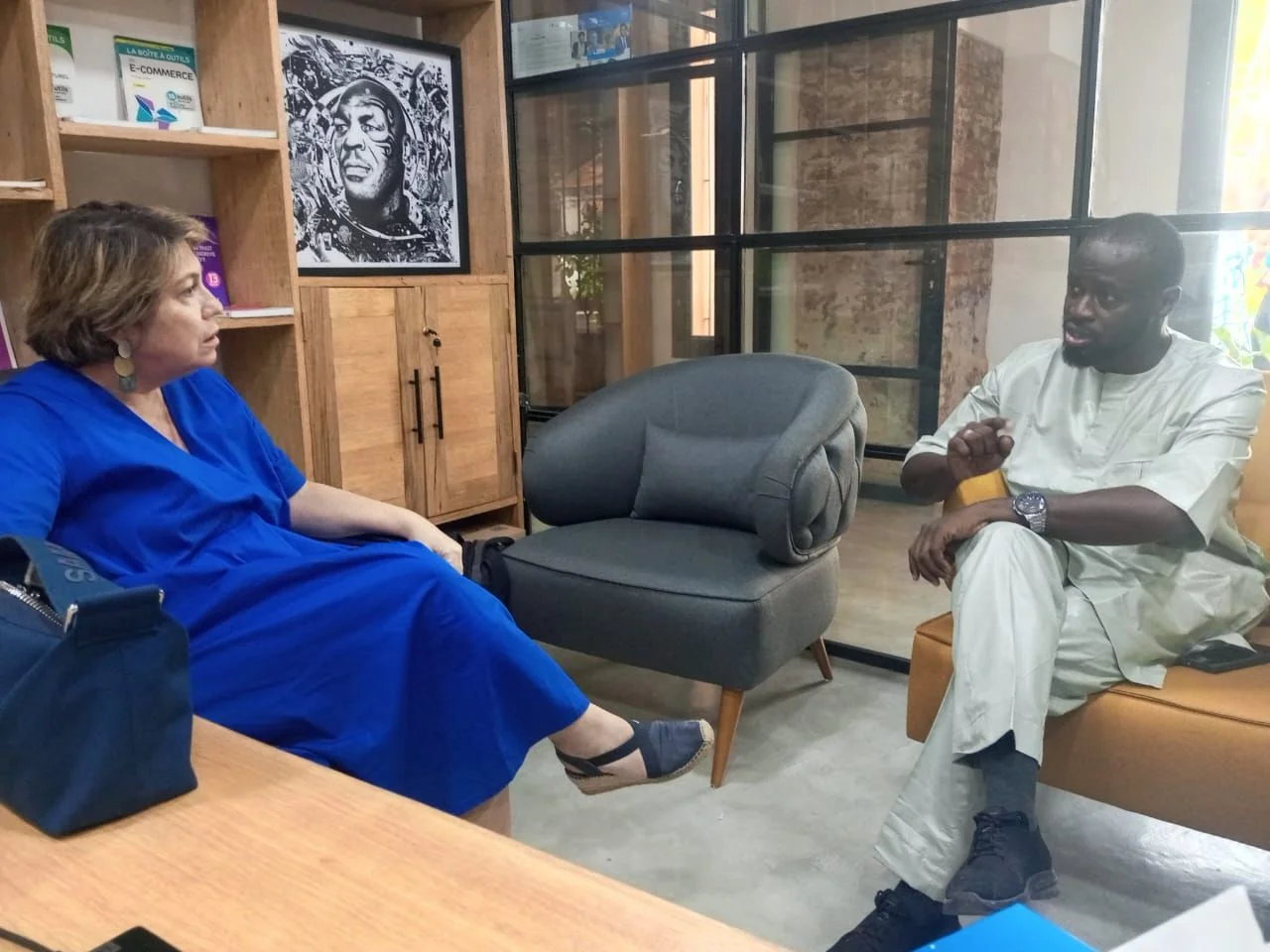 Entretien avec l'ambassadrice de la France au Sénégal à Dakar. Rencontre officielle pour le développement de partenariats éducatifs et technologiques.